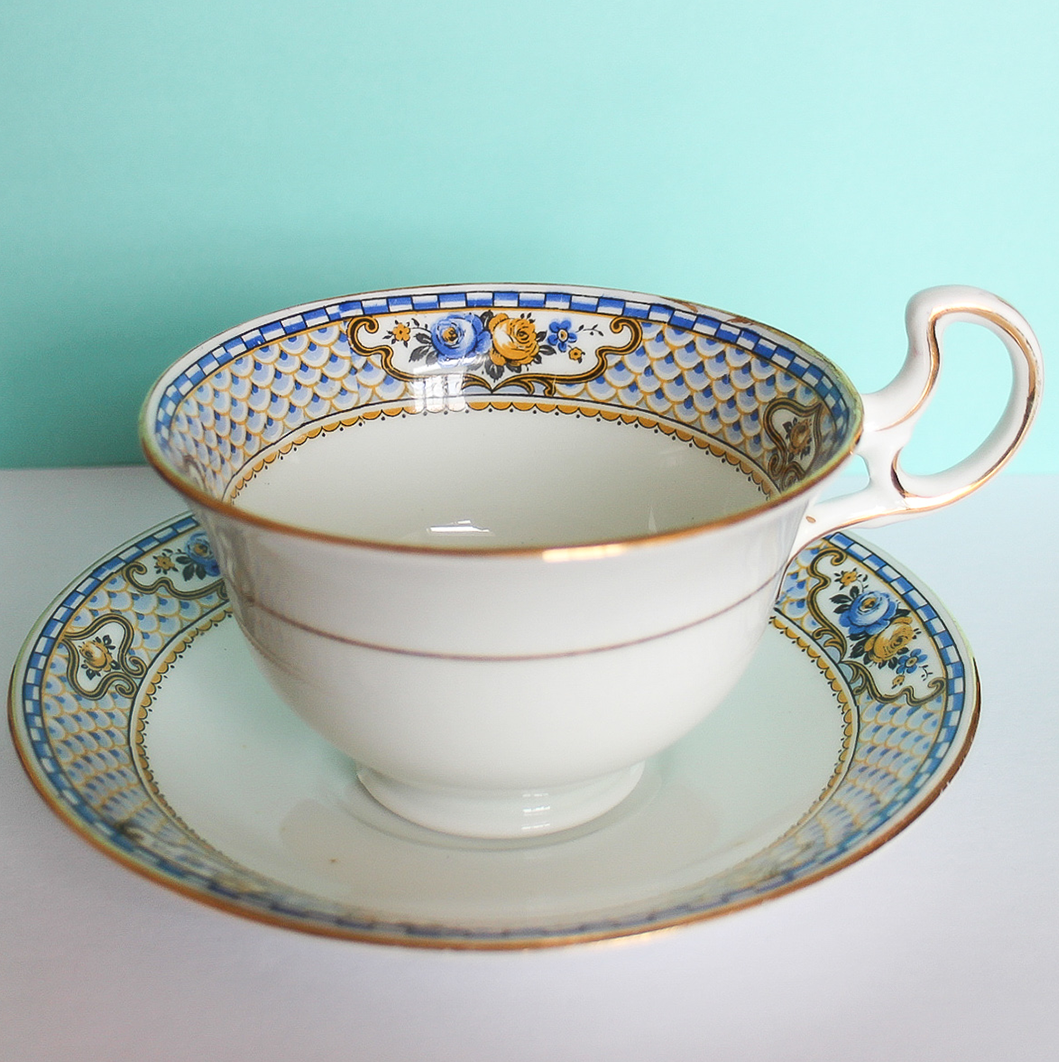 Vintage Teacup - Blue Gold Scallop Detail
